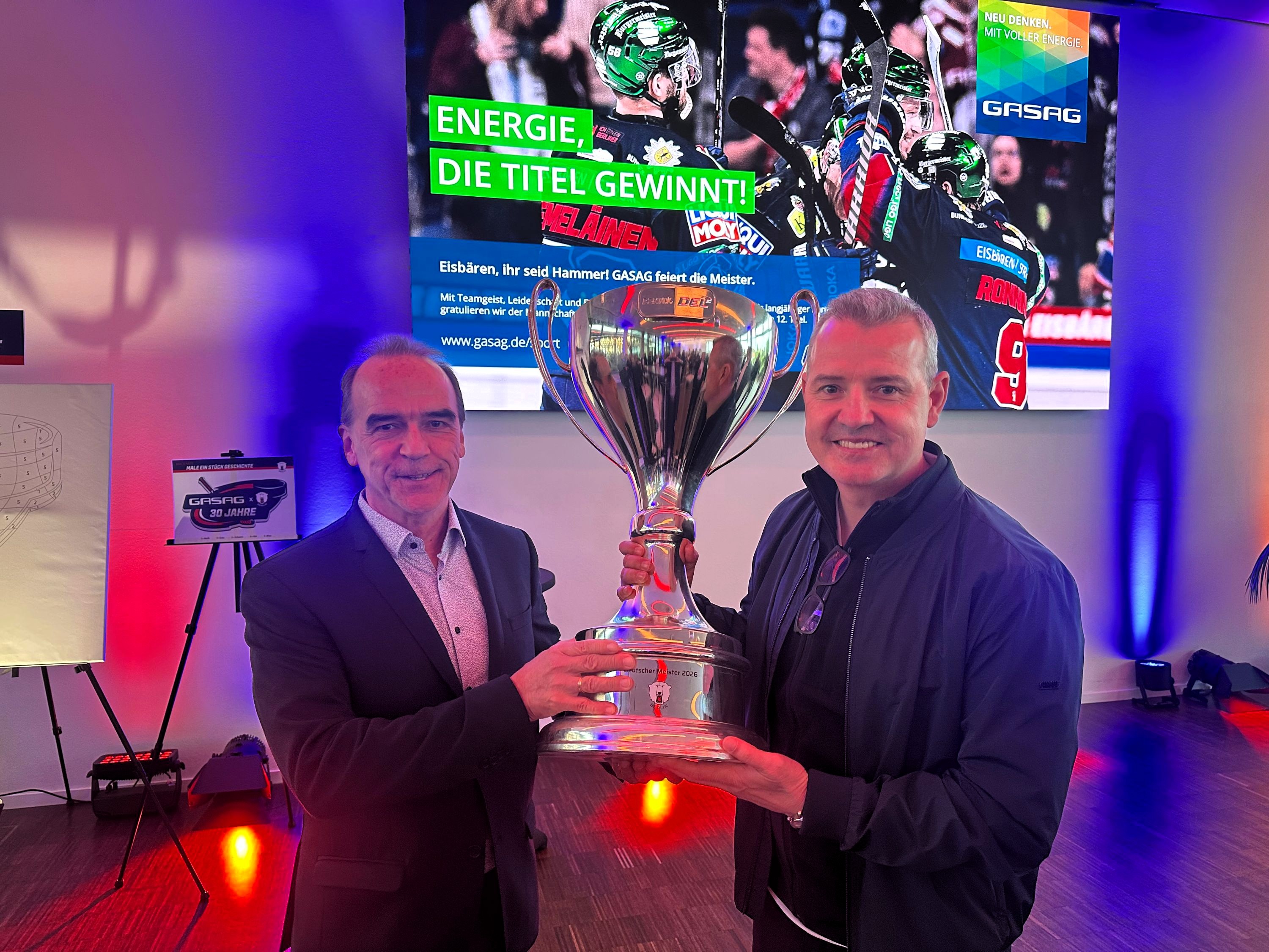Ein Abschied mit Respekt: Gerhard Wilhelm, Sprecher der Geschäftsführung der Spielbank Berlin,  würdigt Meistertrainer Serge Aubin | BERLINboxx